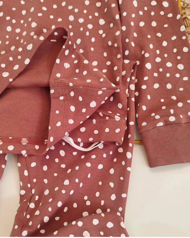 ست بلوز آستین بلند و شلوار راحتی دخترانه برند اچ اند ام h&m طرح توپ توپی رنگ نارنجی قهوه ای(قواره کوچک)