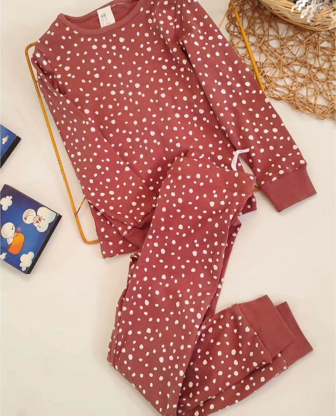 ست بلوز آستین بلند و شلوار راحتی دخترانه برند اچ اند ام h&m طرح توپ توپی رنگ نارنجی قهوه ای(قواره کوچک)